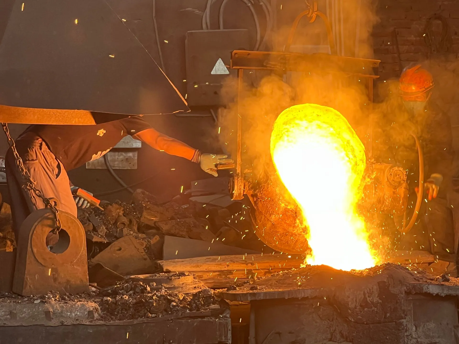 Vazamento de metal durante processo de fundição
