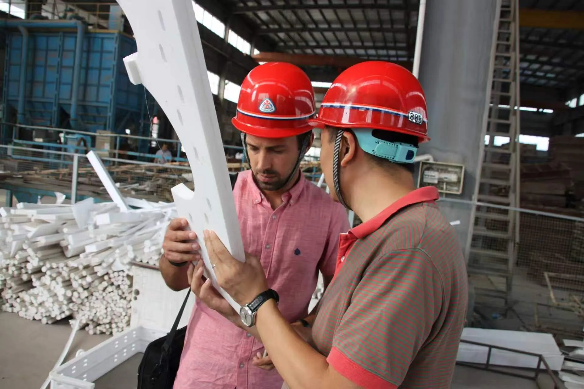 Visitante internacional e representante da ZL revisando um modelo durante uma visita técnica